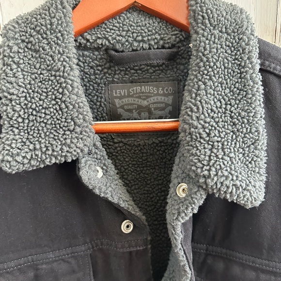 Men’s Levi Black Shearling Denim Trucker Jacket - Picture 3 of 4